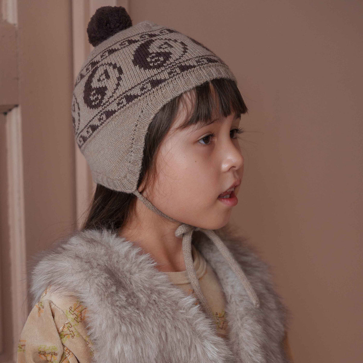 YIN YANG POMPOM BONNET