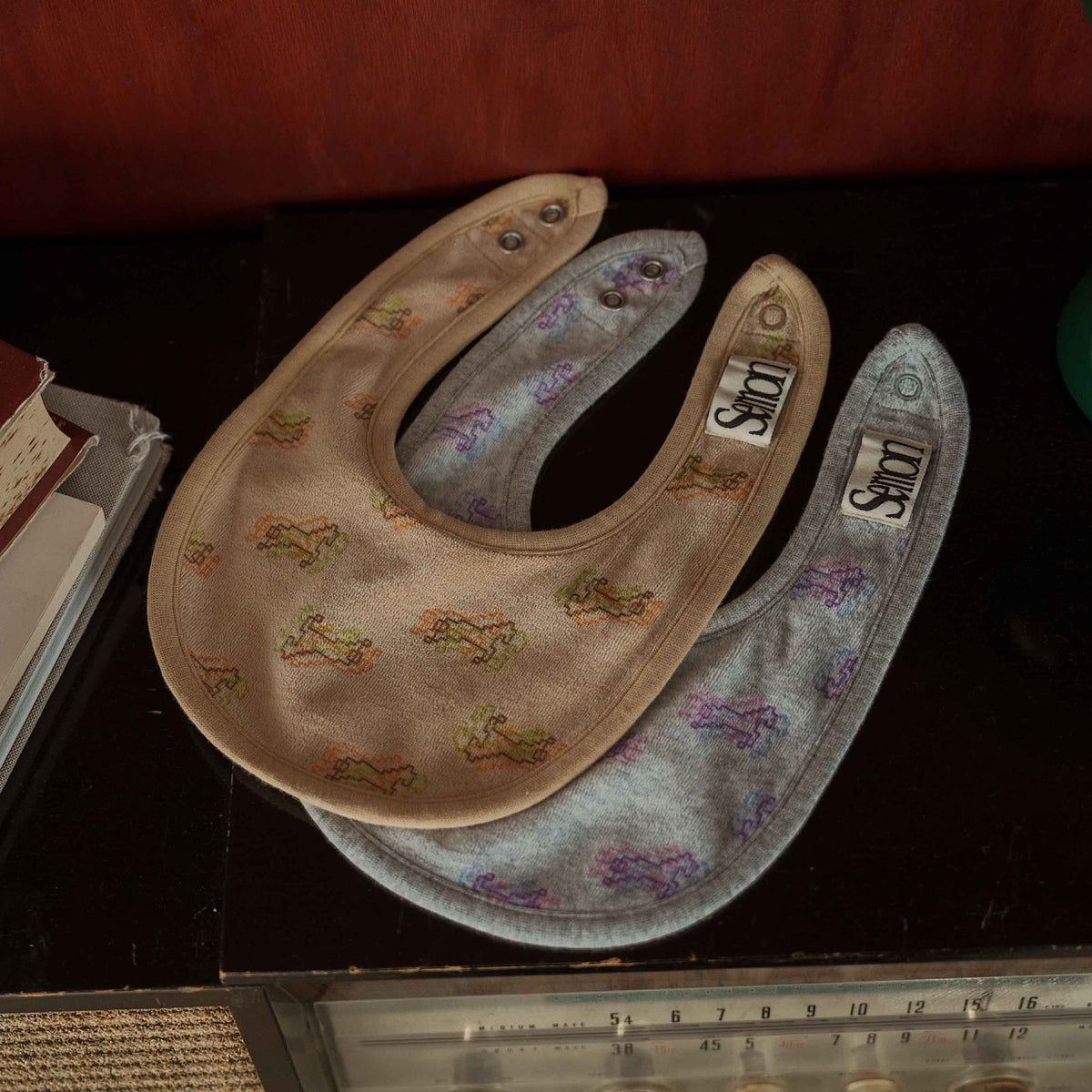 TRIPLE HORSE VELOUR BIB