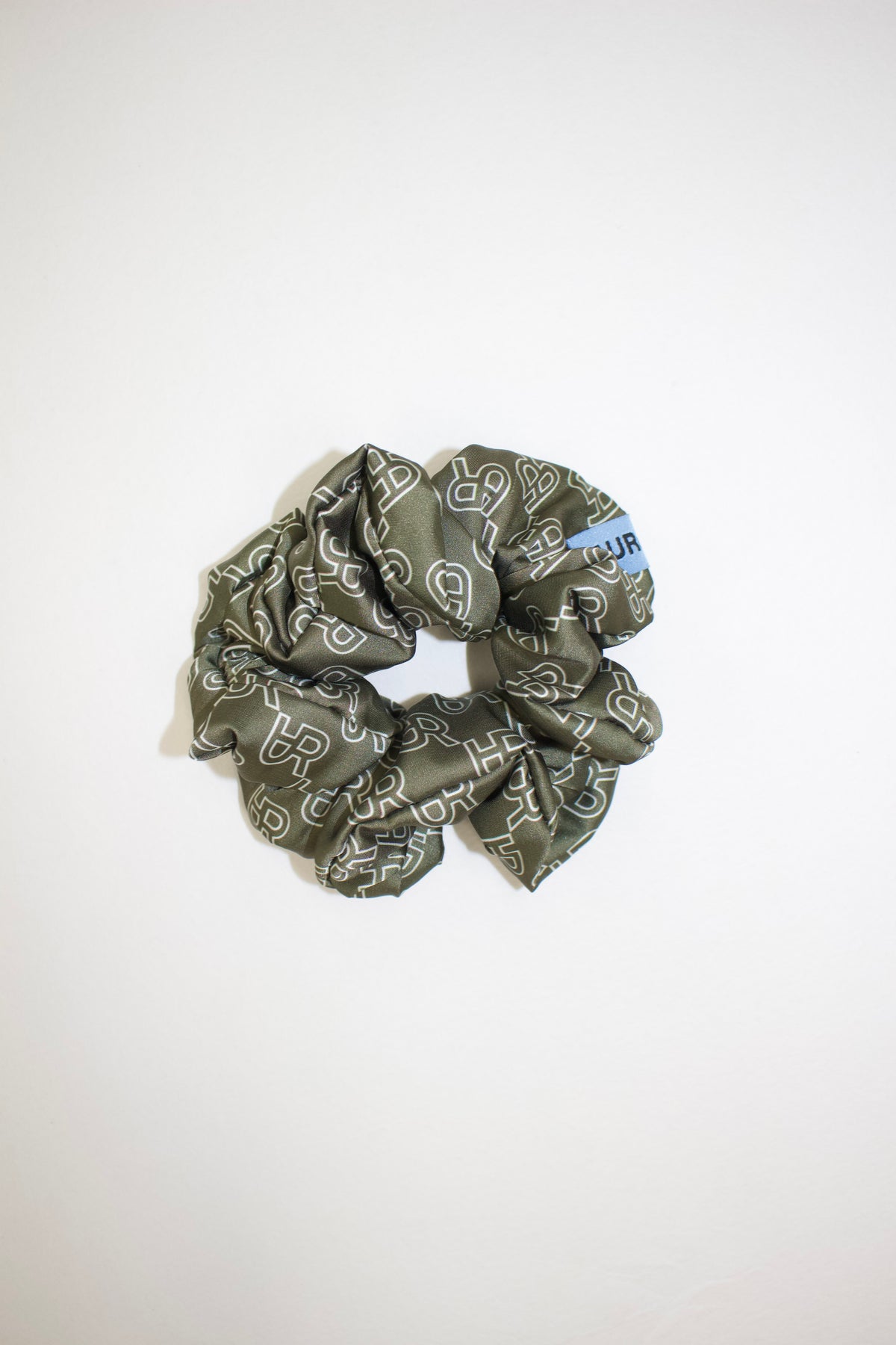 AURéNLEV Satin Monogram Scrunchie カーキ