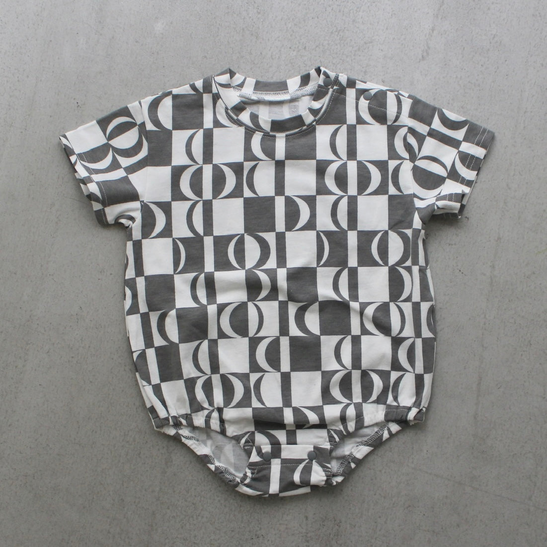 Semon ApartMent SHORT SLEEVE PATTERN ROMPERS MOON